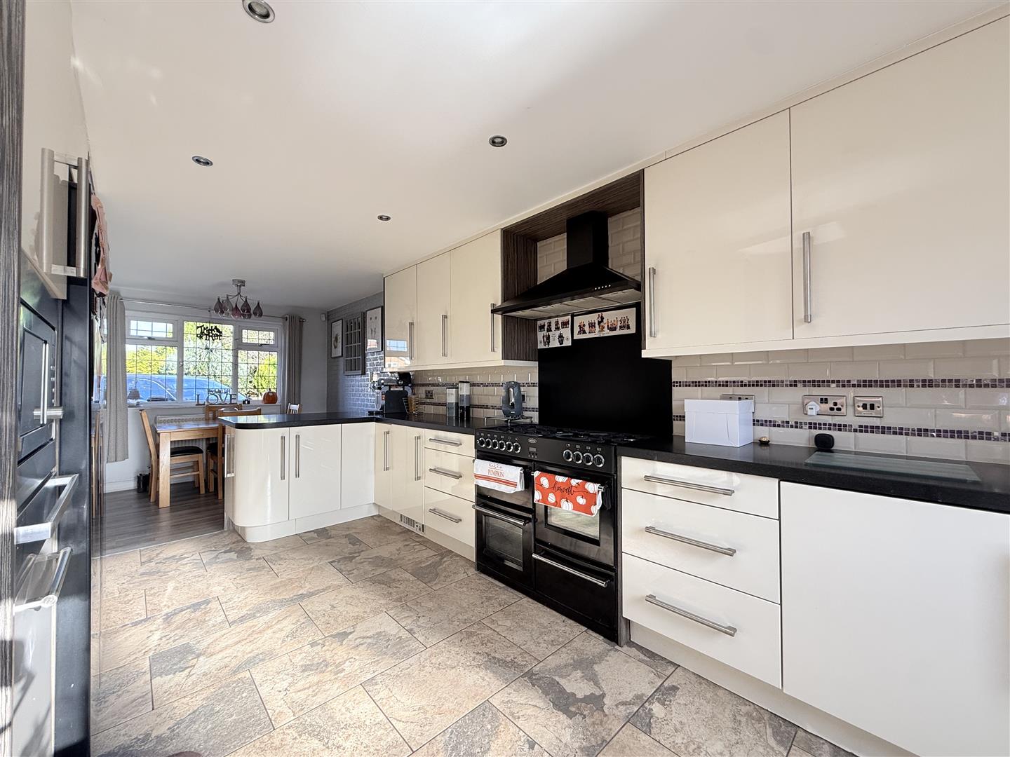 4 bed house - semi-detached in Lynwood Close, Ashton-Under-Lyne – photo 4